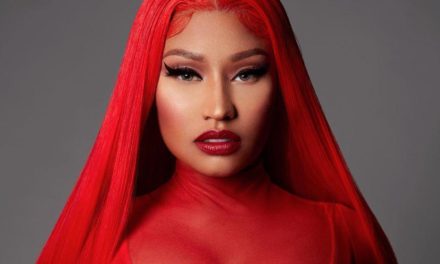 PEOPLE : Nicki Minaj en Total look Rouge