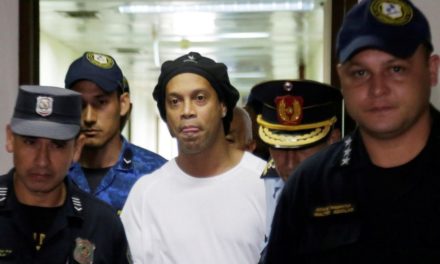 Toujours en prison, Ronaldinho s’occupe en jouant au foot-volley