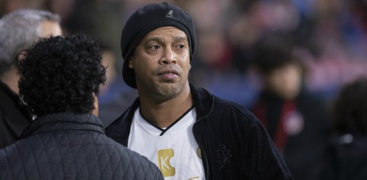 Ronaldinho, le Ballon d’or 2015 accusé d’utilisation de faux passeport