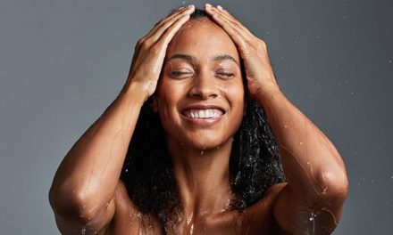 Pourquoi le lavage du visage sous la douche n’est pas recommandé