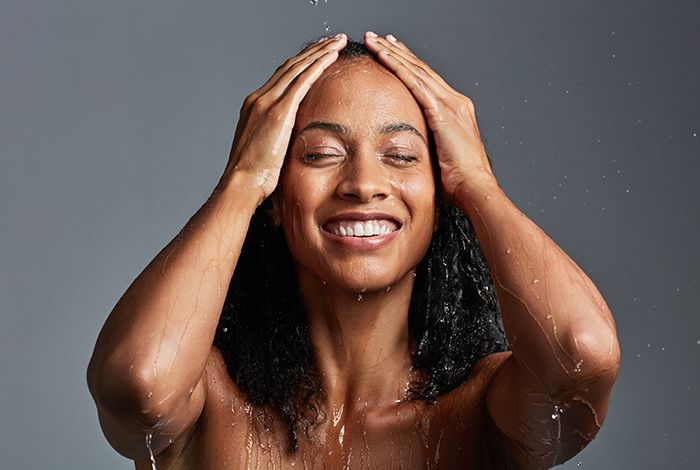 Pourquoi le lavage du visage sous la douche n’est pas recommandé