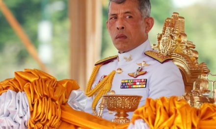 Le Roi de Thaïlande confiné avec un harem de vingt concubines et crée la polémique