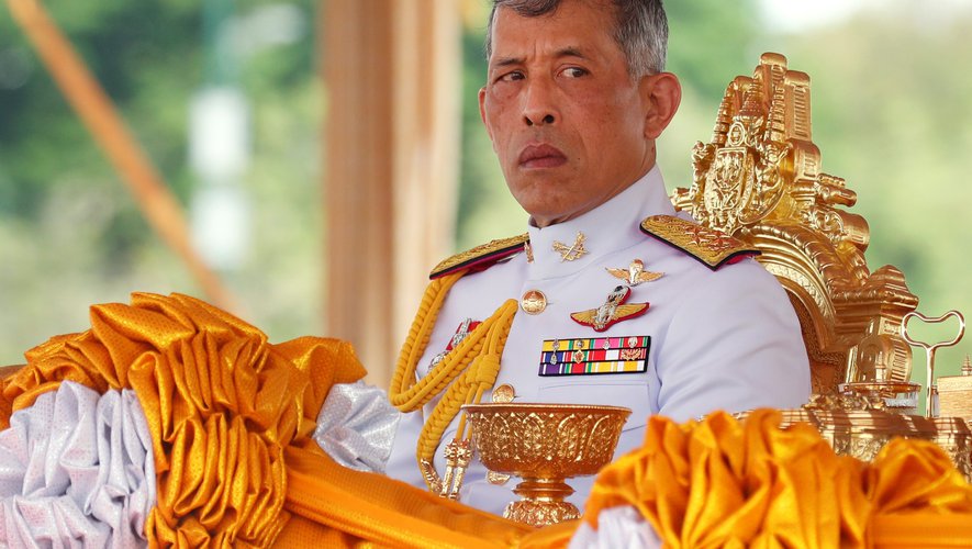 Le Roi de Thaïlande confiné avec un harem de vingt concubines et crée la polémique
