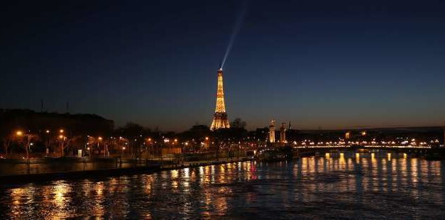 Coronavirus : la Tour Eiffel scintille deux fois plus longtemps « en solidarité avec les soignants