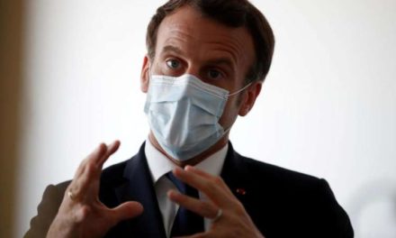 Vif échange entre Emmanuel Macron et des soignantes de l’hôpital de la Pitié-Salpêtrière