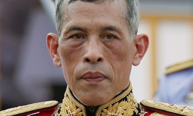 Rama X : Ses gardes de corps agressent un journaliste Allemand