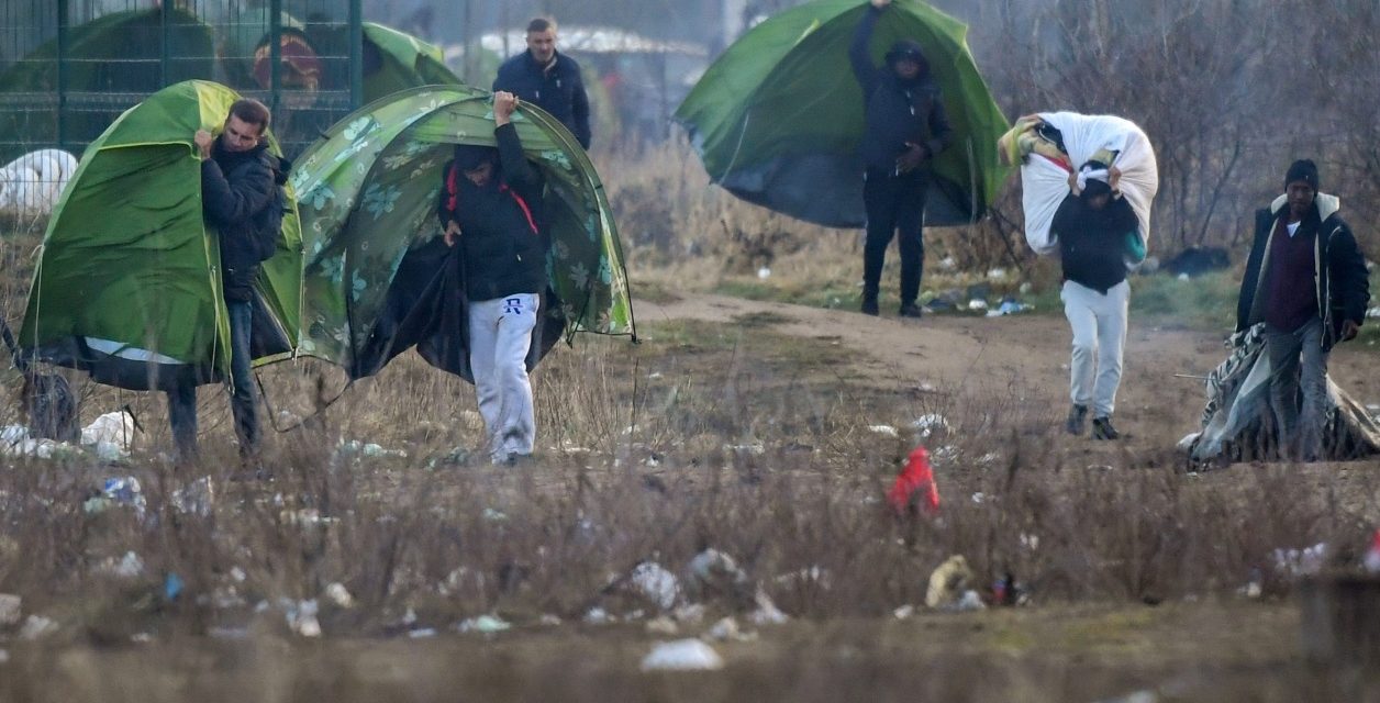 Calais: le coronavirus se propage entre les migrants