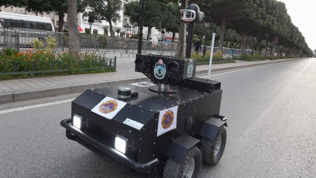 Coronavirus : la Tunisie déploie un robot chargé de faire respecter le couvre-feu