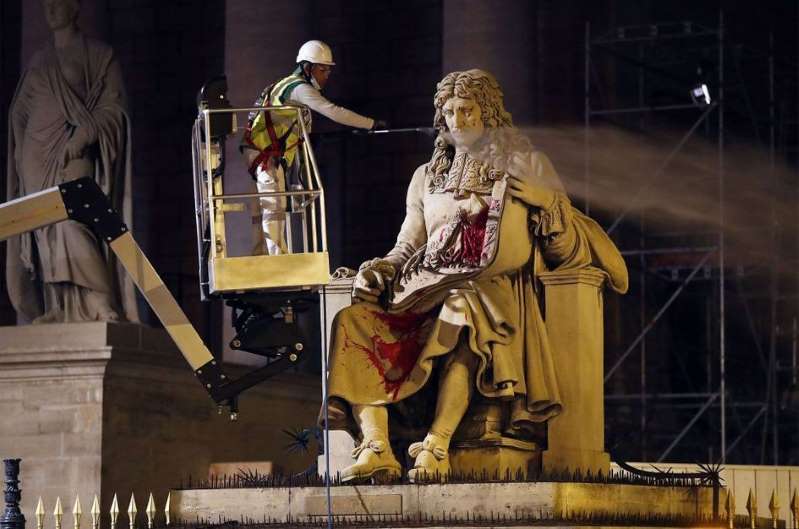 Vandalisme de la statue de Colbert située devant l’Assemblée nationale