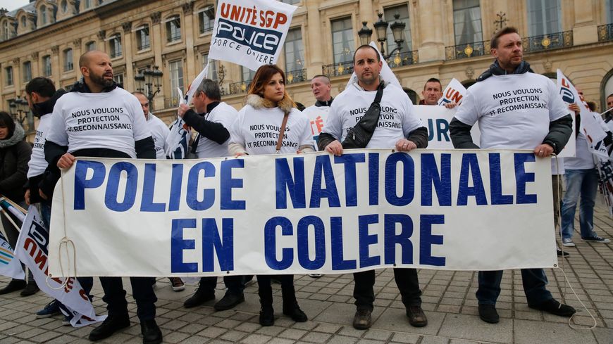 Manifestation des policiers sur les Champs – Elysées