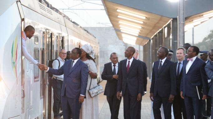 Les premières lignes de transports urbains de Dakar et Abidjan