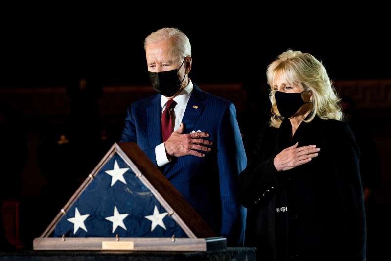 Biden rend hommage au policier tué au Capitole