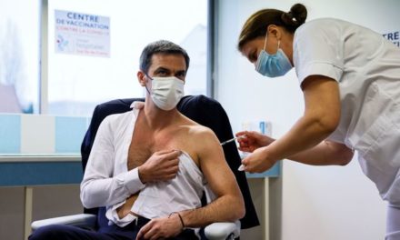 Olivier Véran devient le premier ministre à se faire vacciner