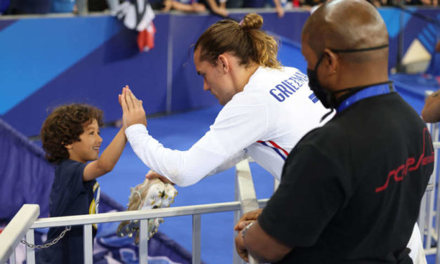 Griezmann offre ses crampon à un petit supporteur des bleu après le match France-Bulgarie