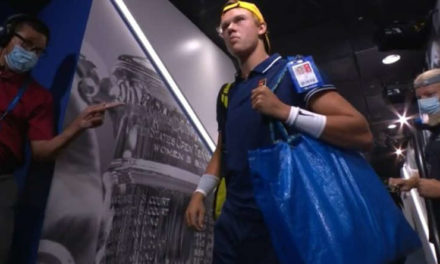 Holger affronte Djokovic avec un sac ikea