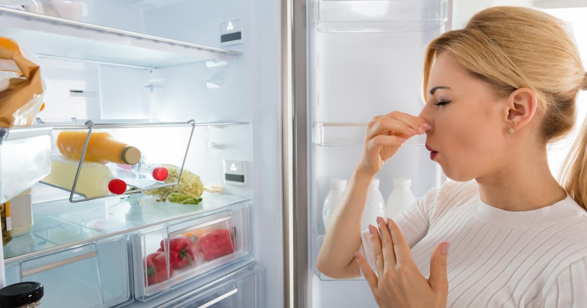 Comment chasser les mauvaises odeurs du frigo avec des produits naturels