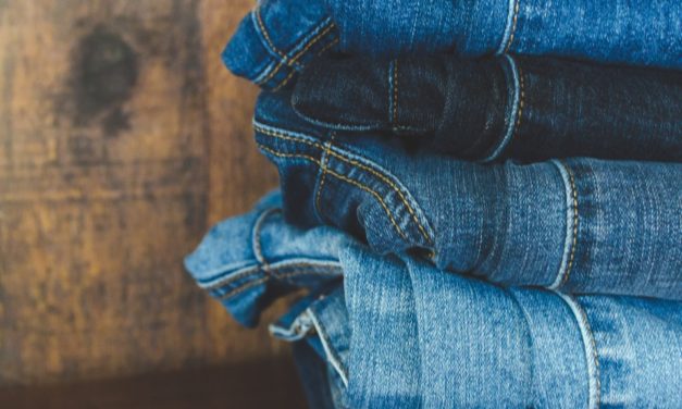 Comment porter le jean bleu avec style