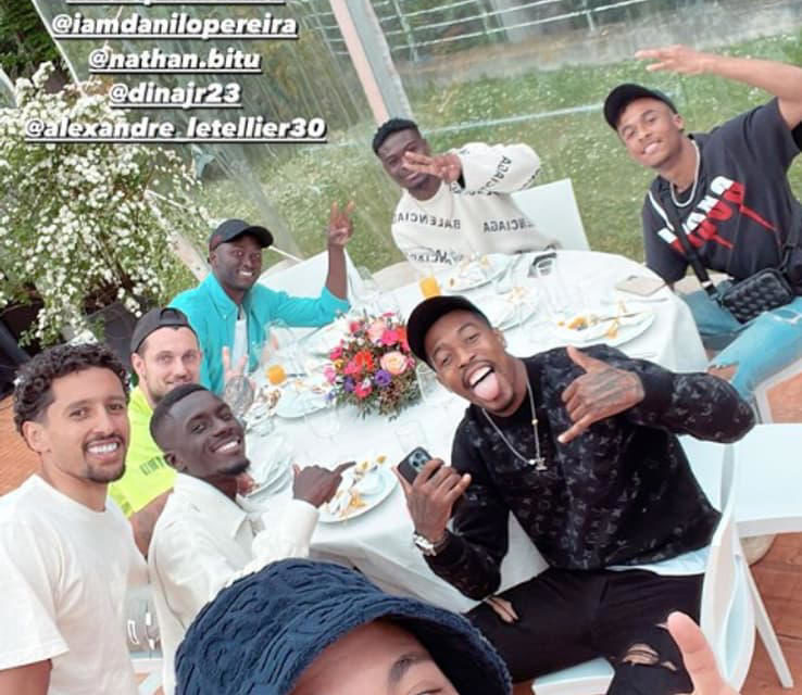 Neymar fête avec ses coéquipiers leur 10ème titre de Champion