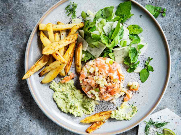 Tartare de saumon à l’avocat, mayonnaise et frites de Jardiner Malin