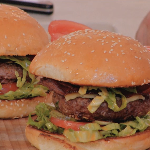 La recette ultra-gourmande de hamburger de Julie Andrieu