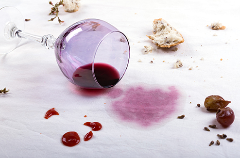 Comment enlever une tache de vin rouge tenace sur une nappe