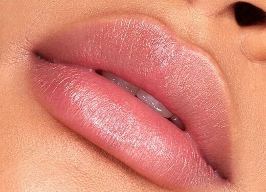 L’astuce d’une maquilleuse pour avoir des lèvres pulpeuses