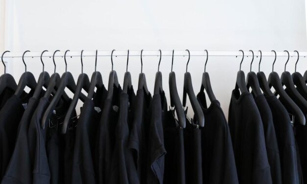 Astuces pour raviver la couleur de vos vêtements noirs
